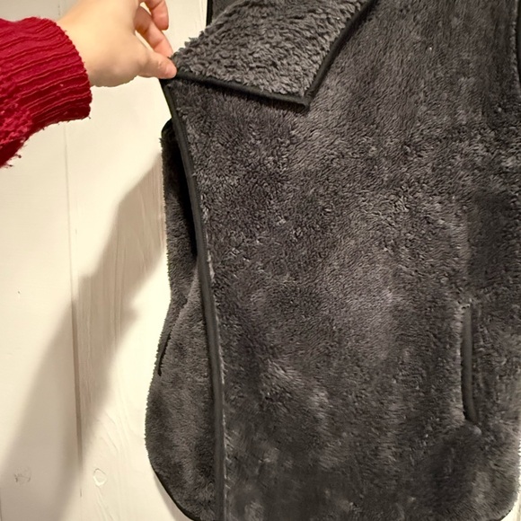 Heritage Charm Black Fleece Vest - Picture 3 of 8